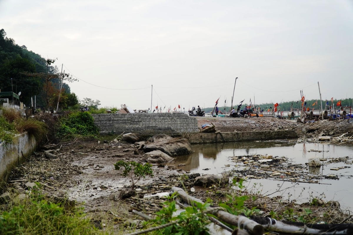 Cửa sông Lạch Trường bị san lấp.