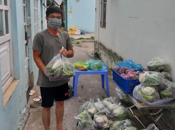 Cư dân trong hẻm nhận đồ hỗ trợ từ các địa phương.  