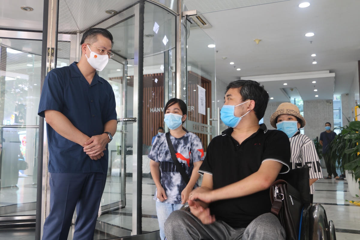 Chủ tịch LĐLĐ  TP Hà Nội Nguyễn Phi Thường thăm hỏi, động viên người lao động vượt qua những tác động của dịch bệnh.