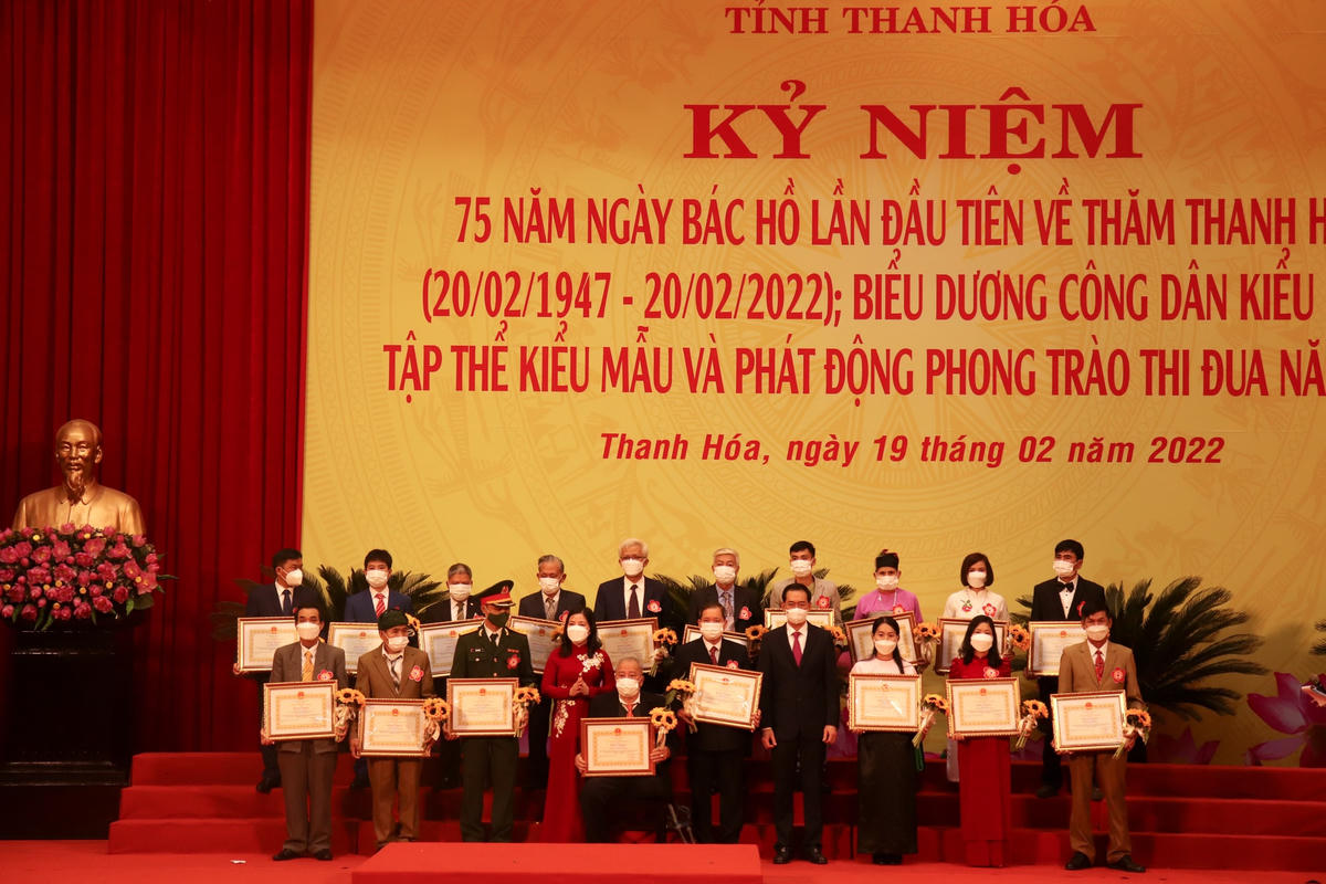 Lãnh đạo tỉnh Thanh Hoá trao Bằng khen của Chủ tịch UBND tỉnh cho các tổ chức, cá nhân đạt danh hiệu kiểu mẫu.