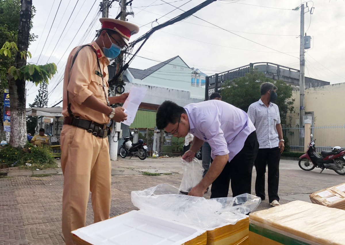 Lực lượng chức năng phát hiện vụ bơm tạp chất vào tôm.