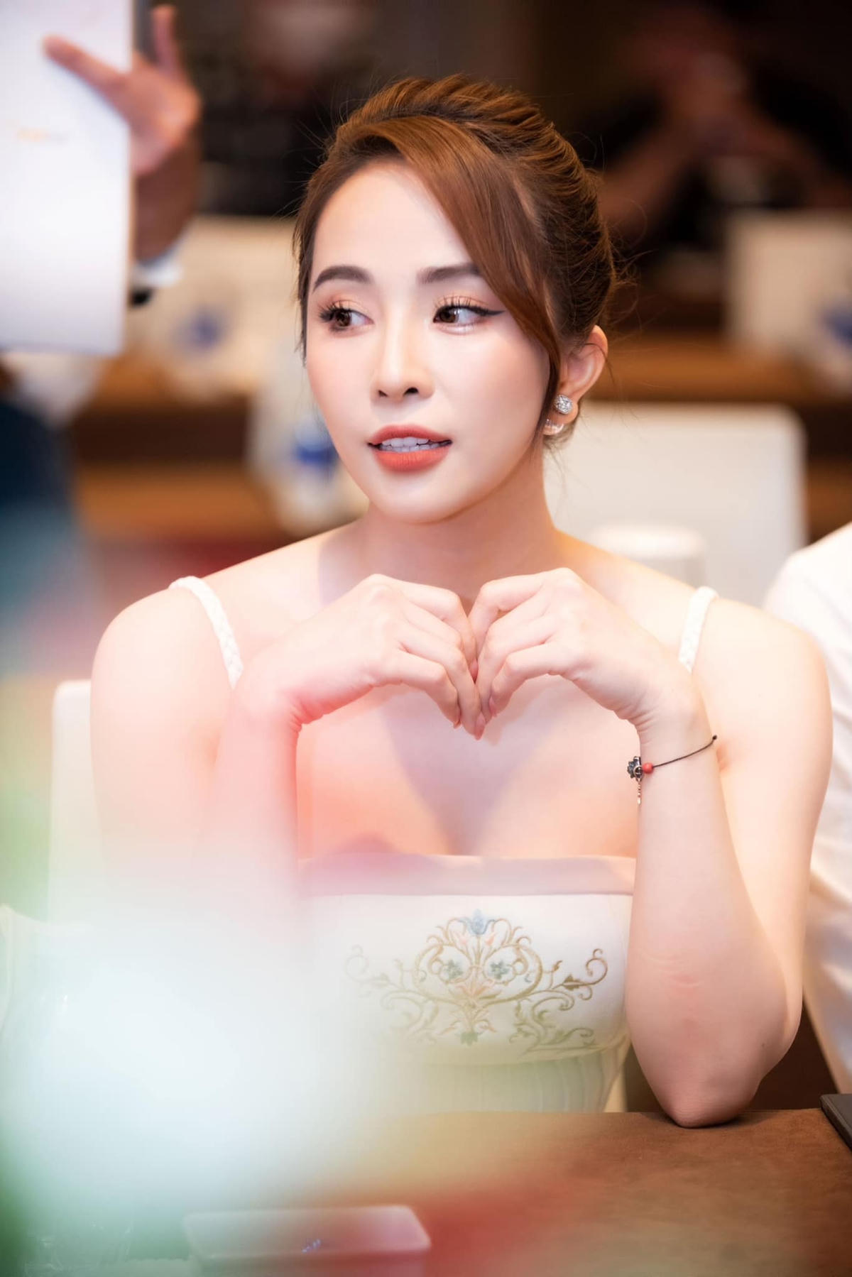 Từ "cá sấu chúa" đen nhẻm, Quỳnh Nga lột xác với phong cách thời trang quyến rũ. 