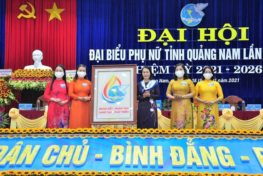 Bà Bùi Thị Hòa tặng bức tranh gạo cho Hội LHPN tỉnh Quảng Nam.