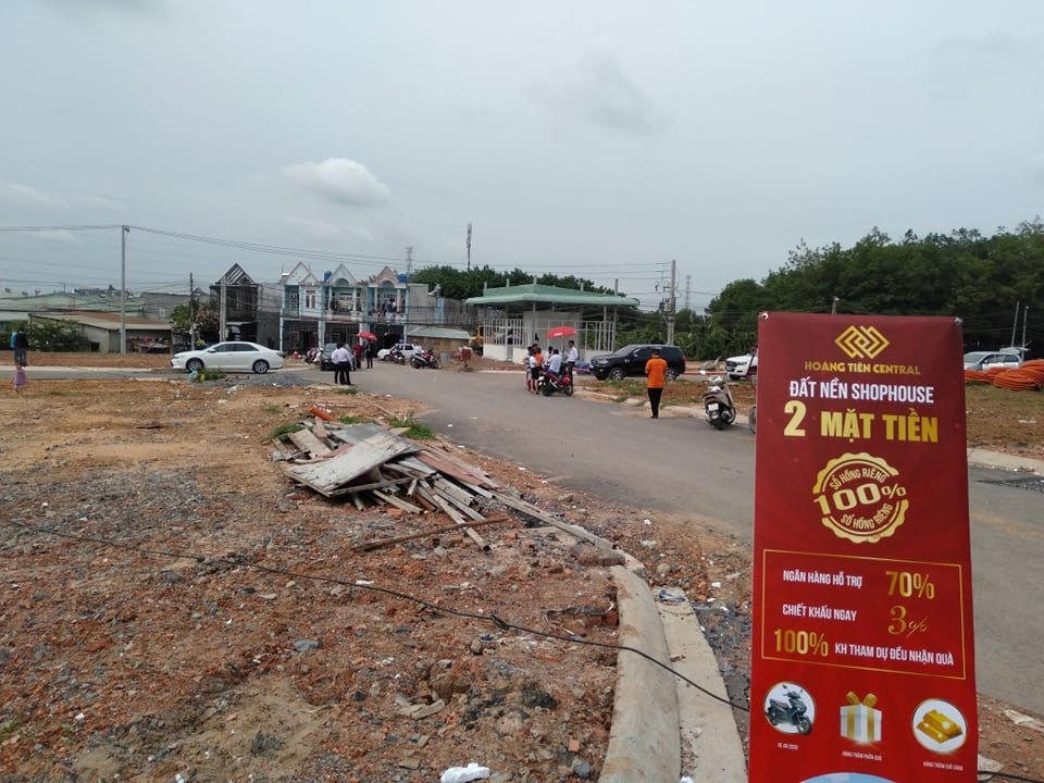 Dự án Hoàng Tiến Central còn được quảng cáo trên cả pano. Ảnh CTV.