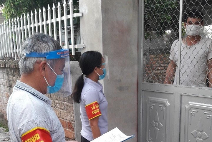 Tổ Covid cộng đồng đi từng ngõ, gõ từng nhà ở huyện Lạng Giang (Bắc Giang). Ảnh: Đức Trân.