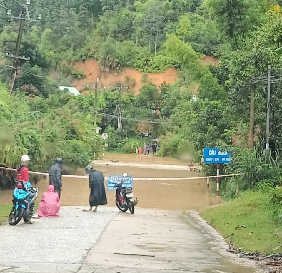 Một đoạn đường ở xã Lăng bị ngập nước sâu.