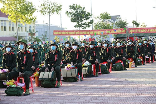 Quang cảnh buổi lễ giao nhận quân tại TP. Phan Thiết (Bình Thuận).