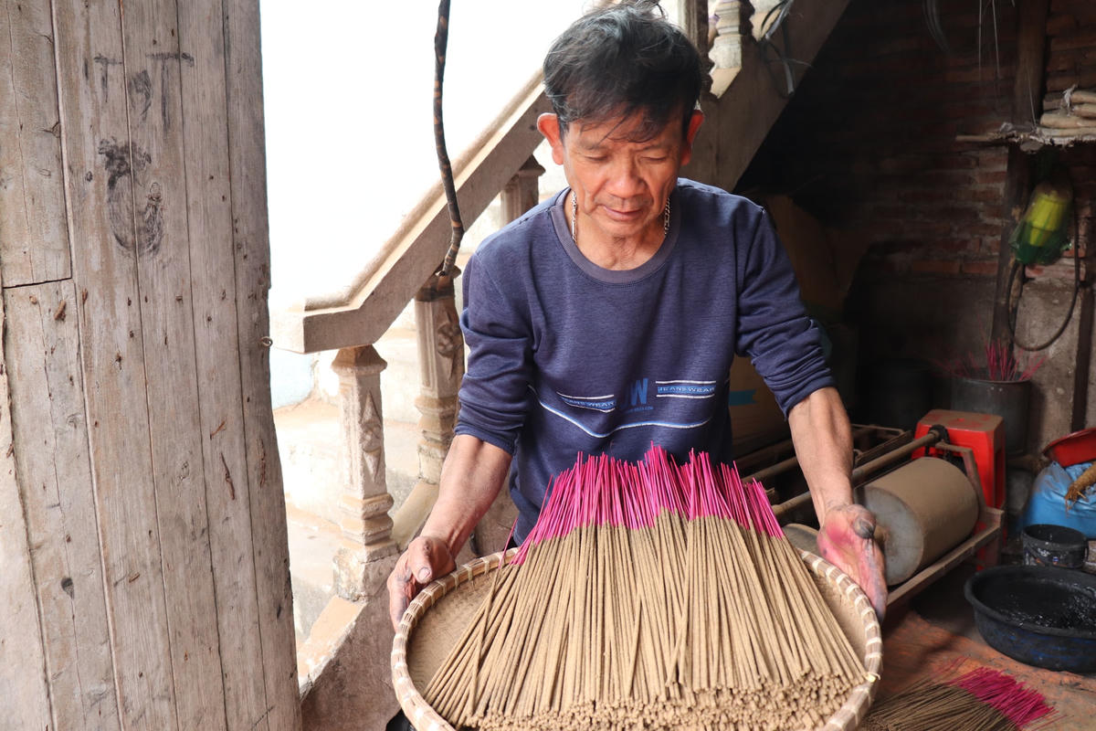 Sau hơn 300 năm xây dựng và phát triển, đến nay, làng hương Đông Khê đang đứng trước nguy cơ bị lụi tàn.