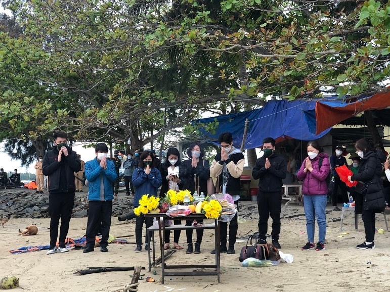 Các người thân của nạn nhân xấu số cầu nguyện sớm tìm thấy thi thể.