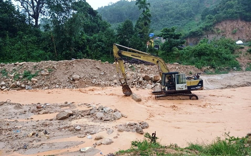 Đưa máy móc khơi thông dòng chảy con suối ở xã Phước Thành.