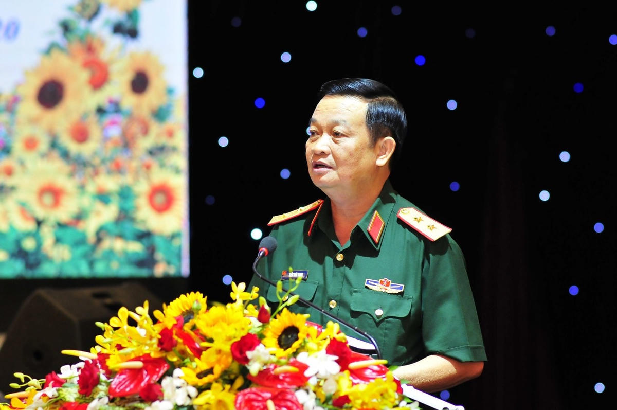 Trung tướng Trần Hoài Trung, Bí thư Đảng uỷ, Chính uỷ Quân khu 7 phát biểu tại buổi họp mặt.