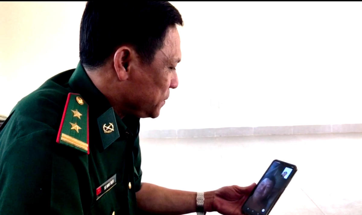 Trung tá Võ Minh Thiện, Đồn trưởng Đồn Biên phòng Thông Bình gọi điện cho người dân ở bên kia biên giới hỏi thăm và động viên người dân phòng chống dịch.Bữa cơm vội buổi tối của các đồng chí trạm kiểm soát kênh Tân Thành để chuẩn bị đi tuần tra.