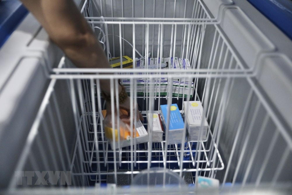 Kho bảo quản vaccine tại quận Hai Bà Trưng đảm bảo an toàn, sẵn sàng cho quy trình tiêm chủng. (Ảnh: Minh Quyết/TTXVN).