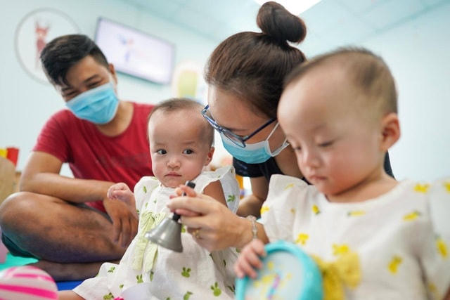 Thời điểm trước giờ tạm chia tay với bệnh viện rất nhiều cảm xúc của chị em Trúc Nhi - Diệu Nhi.
