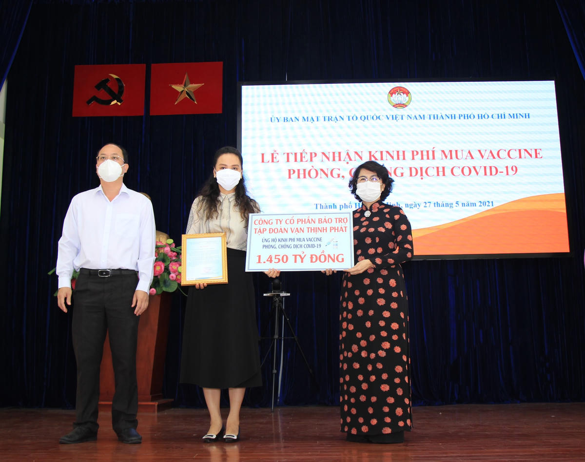 Bà Tô Thị Bích Châu, Chủ tịch Ủy ban MTTQ thành phố Hồ Chí Minh tiếp nhận ủng hộ phòng, chống dịch Covid-19.