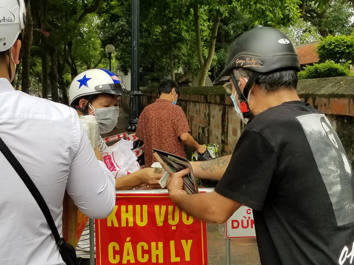 Ngoài nhu yếu phẩm hàng ngày, nhiều người còn gửi thêm tiền mặt cho người thân.