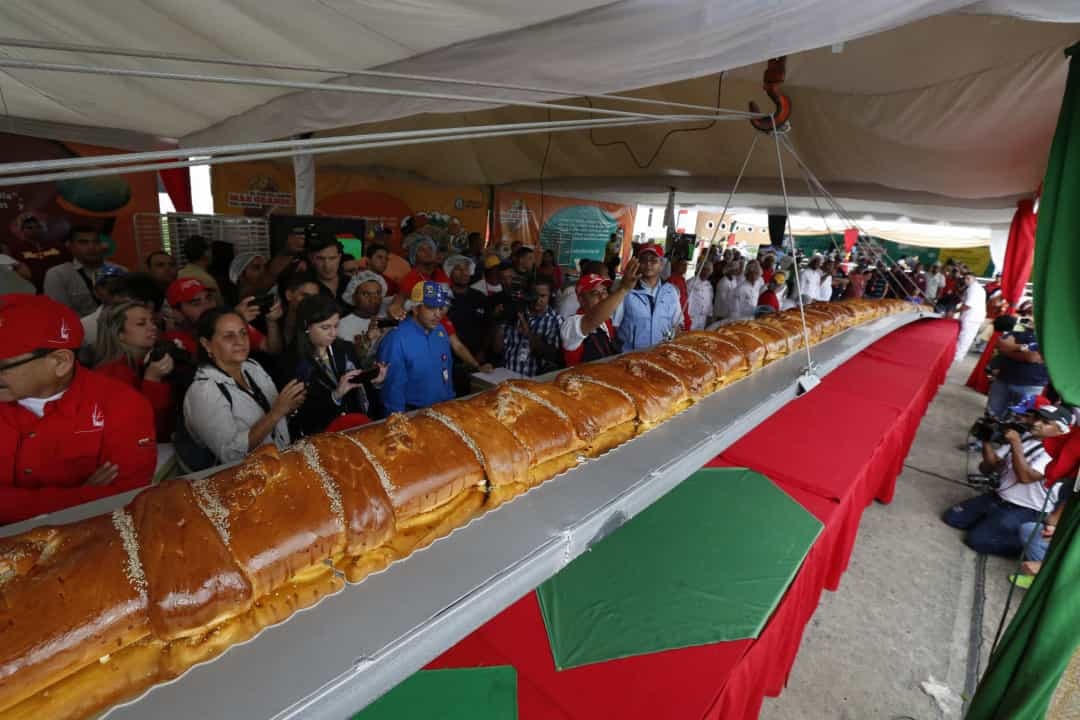 Vào năm 2014, bánh mì thịt nguội - món ăn Giáng sinh đặc trưng của Venezuela này đã được lập kỷ lục ở Caracas, dài 20 m và nặng 284 kg.  