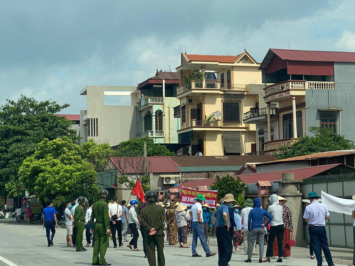 Người dân tập trung tại cổng Công ty CP Giầy Cẩm Bình vào sáng ngày 11/7 để phản đối hoạt động sản xuất gây ô nhiễm môi trường.