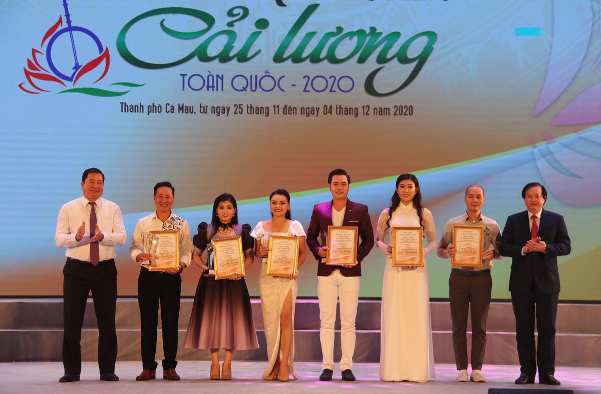 Trao HCV cho các diễn viên. 