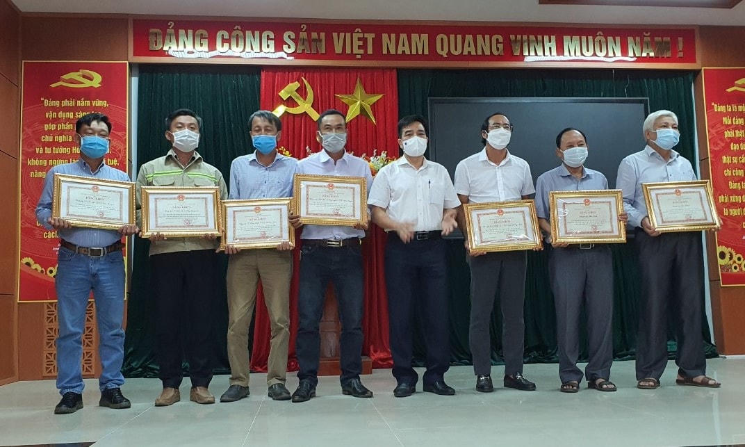 Các đơn vị thi công xuất sắc được khen thưởng.