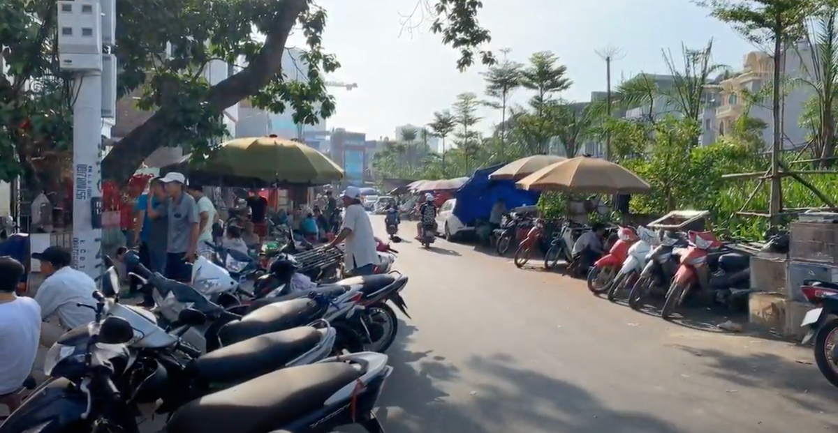 Xe cộ để tràn lan hết hai bên đường.