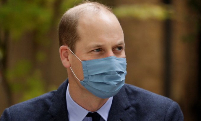 Hoàng tử Anh William đeo khẩu trang khi tới một bệnh viện ở London hôm 20/10. Ảnh: Reuters.  