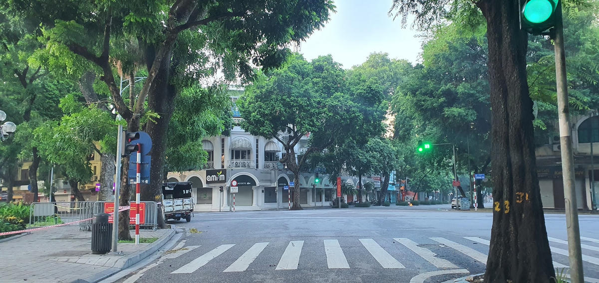 UBND TP Hà Nội yêu cầu mọi người dân ở tại nhà, chỉ ra ngoài trong trường hợp thật sự cần thiết như: mua lương thực, thực phẩm, thuốc men, cấp cứu, khám chữa bệnh, tiêm chủng và các trường hợp khẩn cấp khác; đi công tác công vụ, làm việc tại cơ quan, công sở, làm việc tại nhà máy, cơ sở sản xuất, cơ sở kinh doanh dịch vụ, hàng hóa thiết yếu được phép hoạt động.