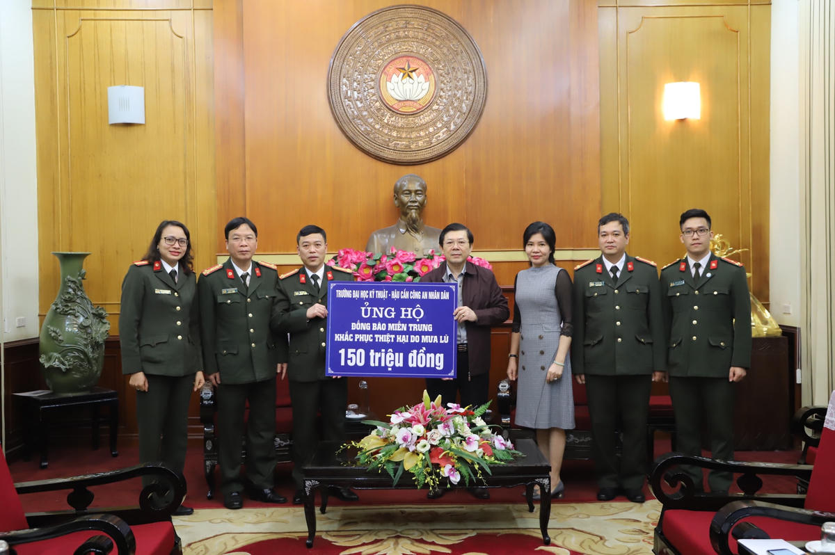 Phó Chủ tịch Nguyễn Hữu Dũng tiếp nhận ủng hộ từ Trường Đại học Kỹ thuật - Hậu cần Công an Nhân dân.