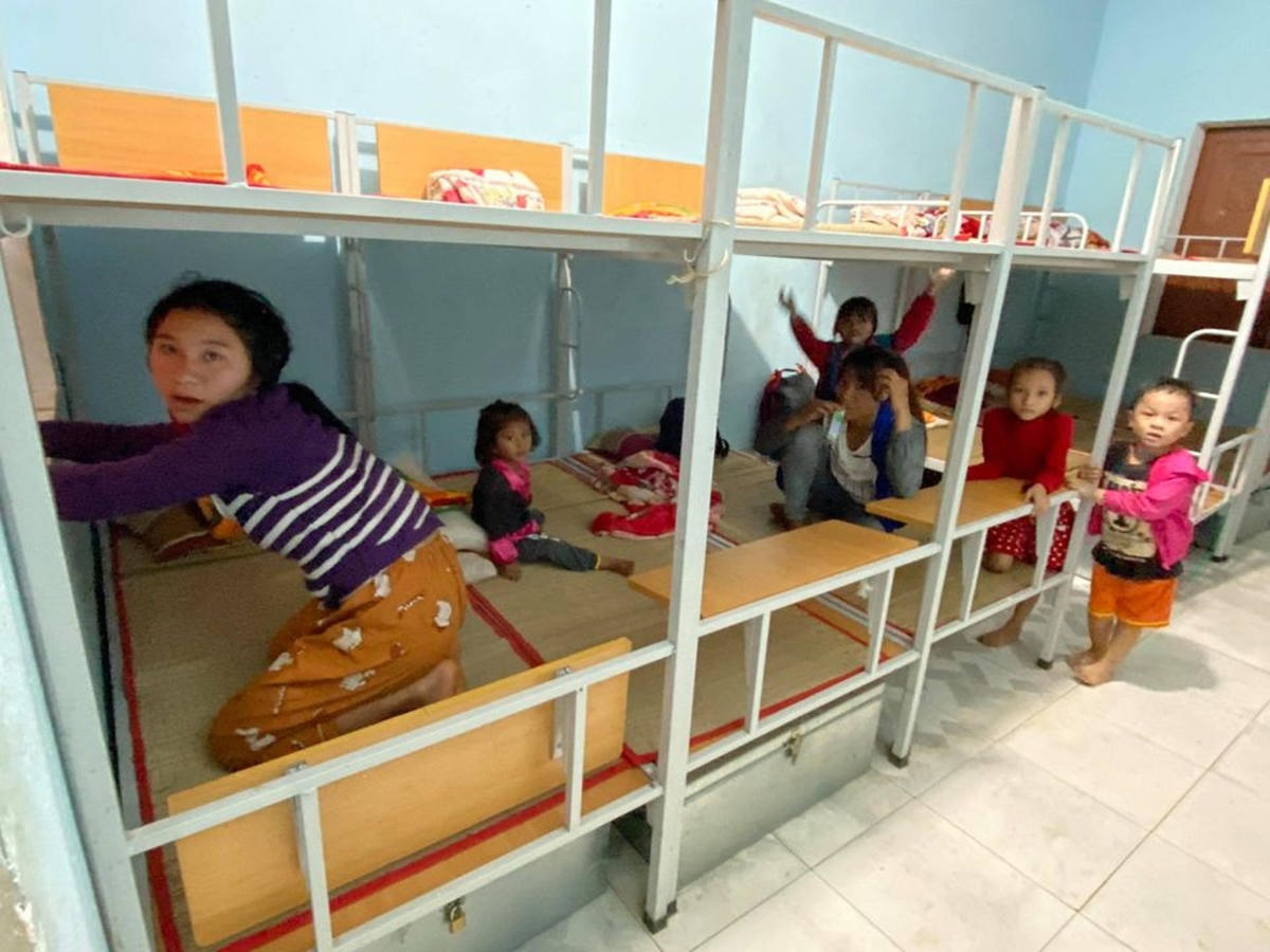 Sơ tán người dân Trà Leng trước khi bão số 10 đổ bộ đất liền.