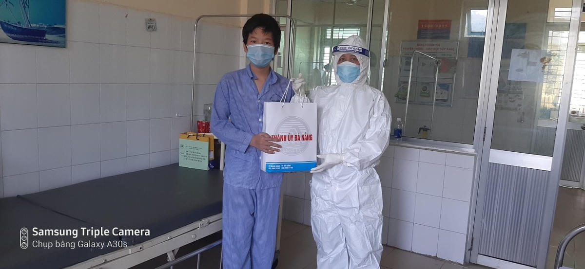 Thành ủy Đà Nẵng tặng quà 1/6 cho bệnh nhi mắc Covid-19
