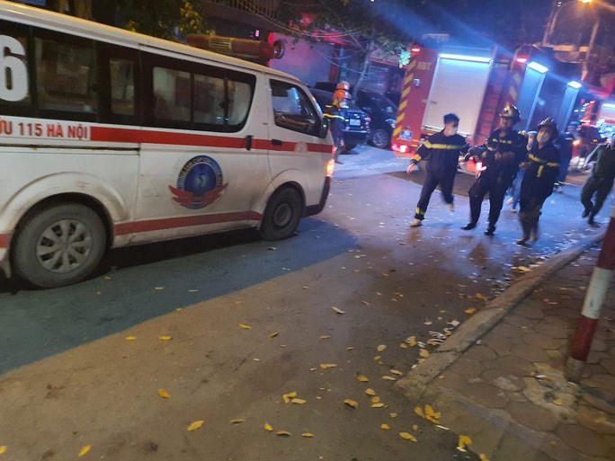 Lực lượng chức năng cứu hộ các nạn nhân vụ cháy. 