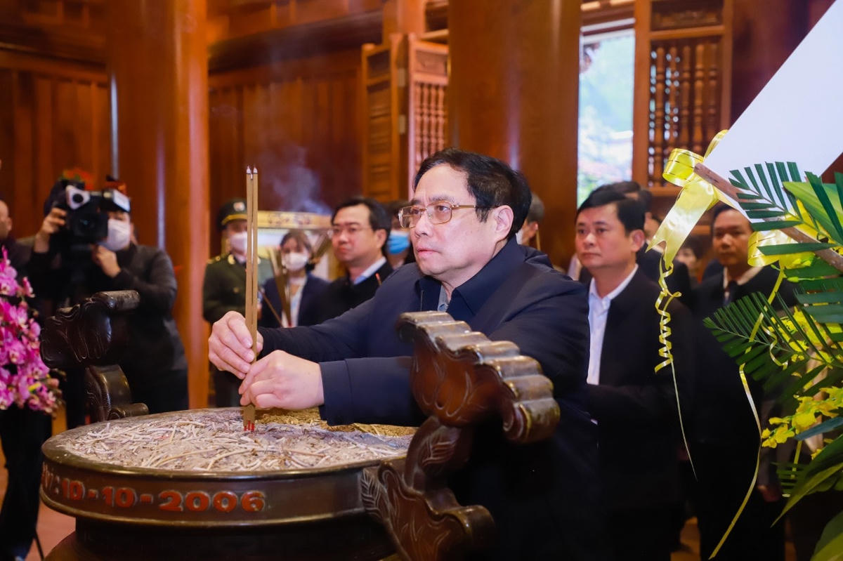 Trước đó, Thủ tướng Chính phủ Phạm Minh Chính đã về Khu di tích đặc biệt Kim Liên, Nam Đàn dâng hoa, dâng hương lên anh linh Chủ tịch Hồ Chí Minh.