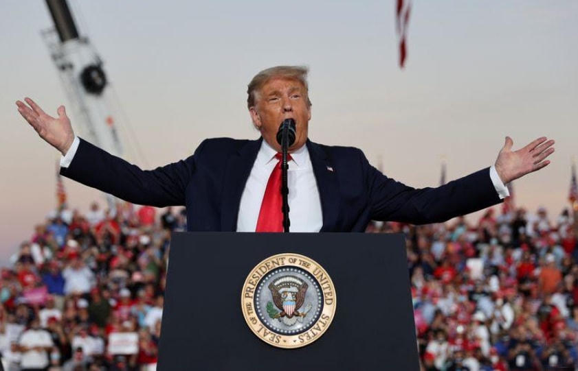 Tổng thống Trump tự tin bỏ khẩu trang phát biểu trước đám đông người ủng hộ. Nguồn Reuters.
