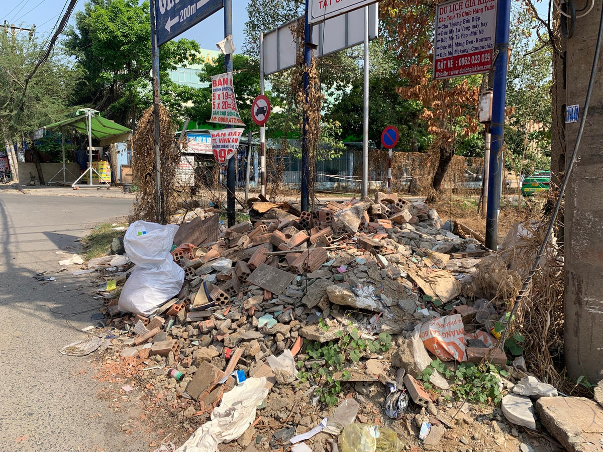 Con đường trước bệnh viện nhi đồng Đồng Nai là nơi mà người dân hay đổ trộm xà bần.