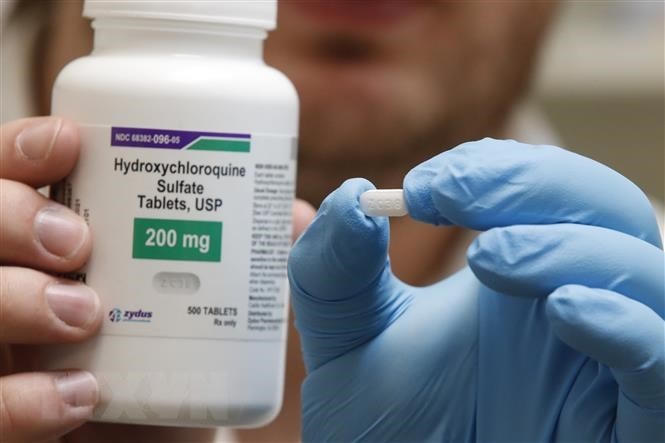Nhân viên giới thiệu thuốc hydroxychloroquine tại một quầy dược ở Provo, bang Utah, Mỹ ngày 20/5/2020. (Nguồn: AFP/TTXVN).