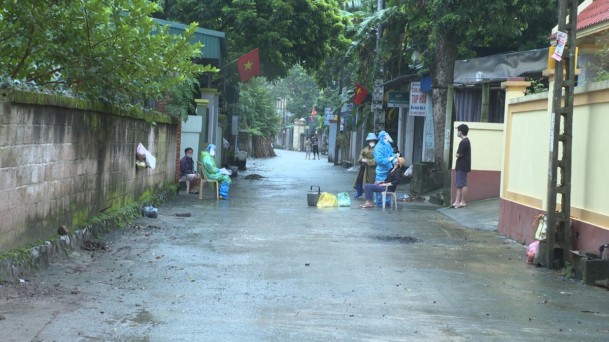 TP Phủ Lý, tỉnh Hà Nam đã phong tỏa tạm thời thôn 6, xã Phù Vân với 1.507 nhân khẩu để lấy mẫu xét nghiệm Covid-19. Nguồn: SKĐS.