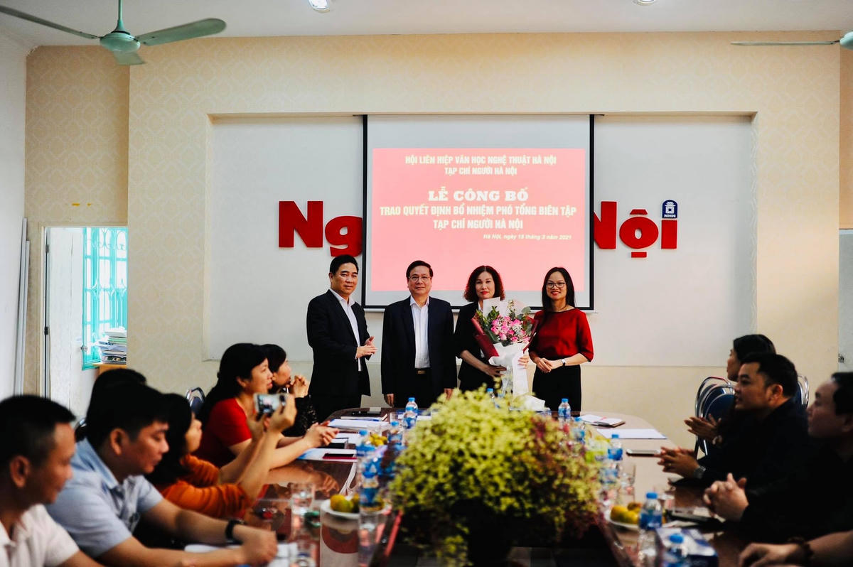 NSND Trần Quốc Chiêm, Bí thư Đảng Đoàn, Chủ tịch Hội Liên hiệp Văn học Nghệ thuật Hà Nội trao Quyết định bổ nhiệm cho Nhà báo Tạ Thị Thu Hà.
