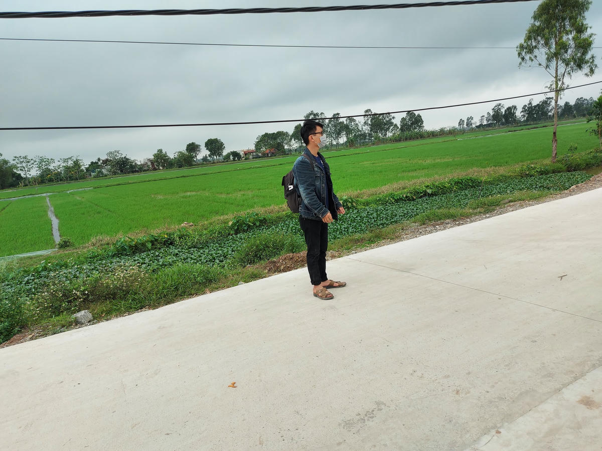 Dây điện võng xuống quá thấp gây nguy hiểm cho trẻ em và người dân sống xung quanh đường dây.