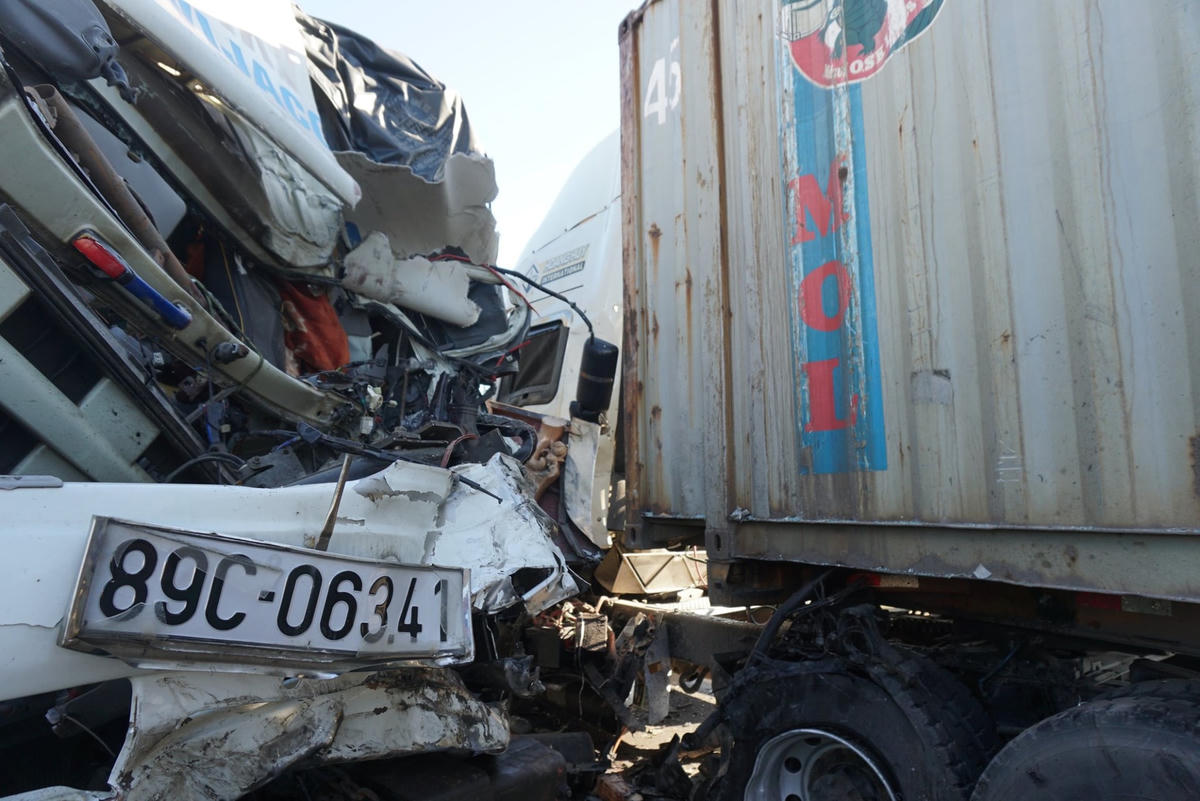 Đầu xe tải bị biến dạng.