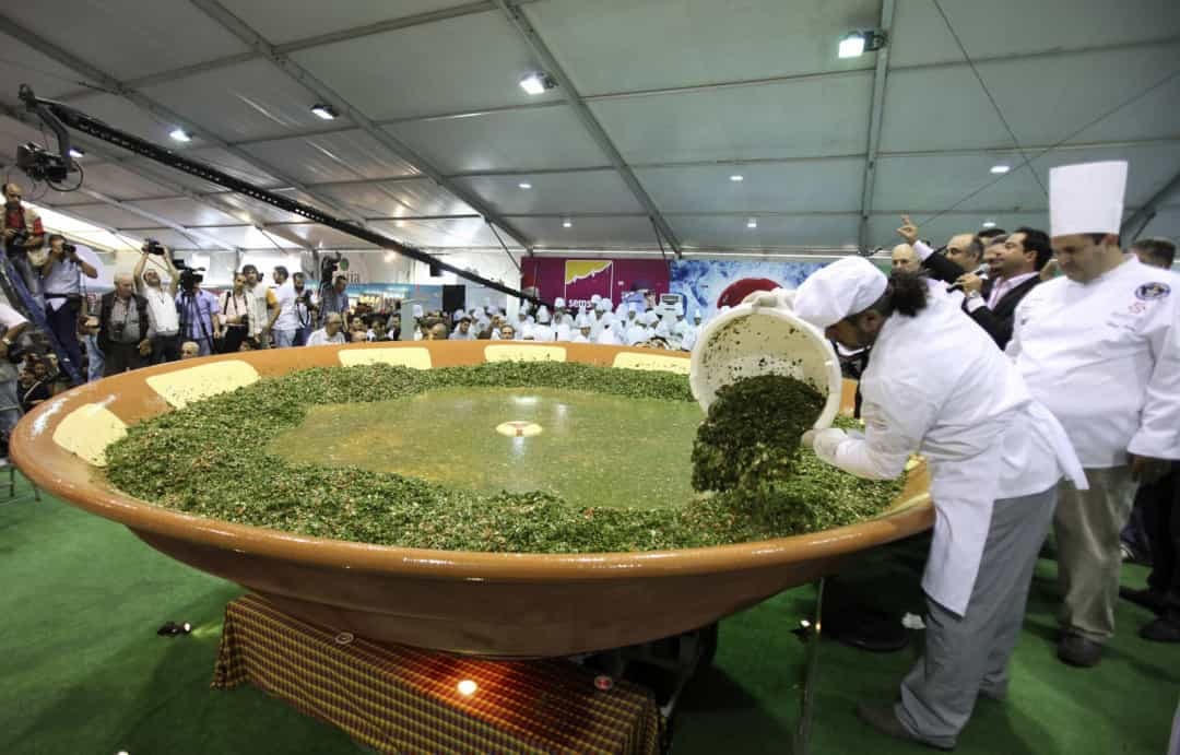 Các đầu bếp người Lebanon đã giành được Kỷ lục Guinness Thế giới về đĩa tabbouleh lớn nhất vào năm 2009. Món ăn khổng lồ này là món ăn dân tộc được làm từ rau mùi tây, cà chua, bạc hà, hành tây và củ cải nặng tới 3.577 kg.  