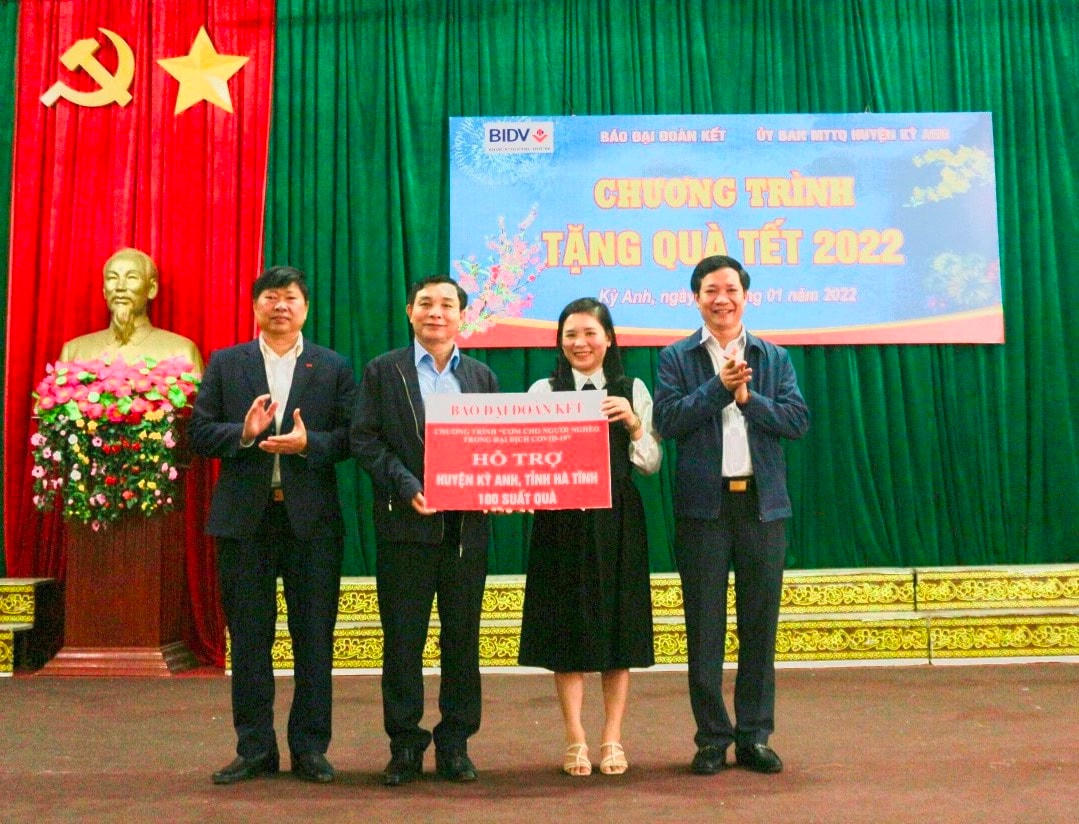 Chương trình “Cơm cho người nghèo trong đại dịch Covid-19” báo Đại Đoàn Kết trao 100 suất quà cho huyện Kỳ Anh.