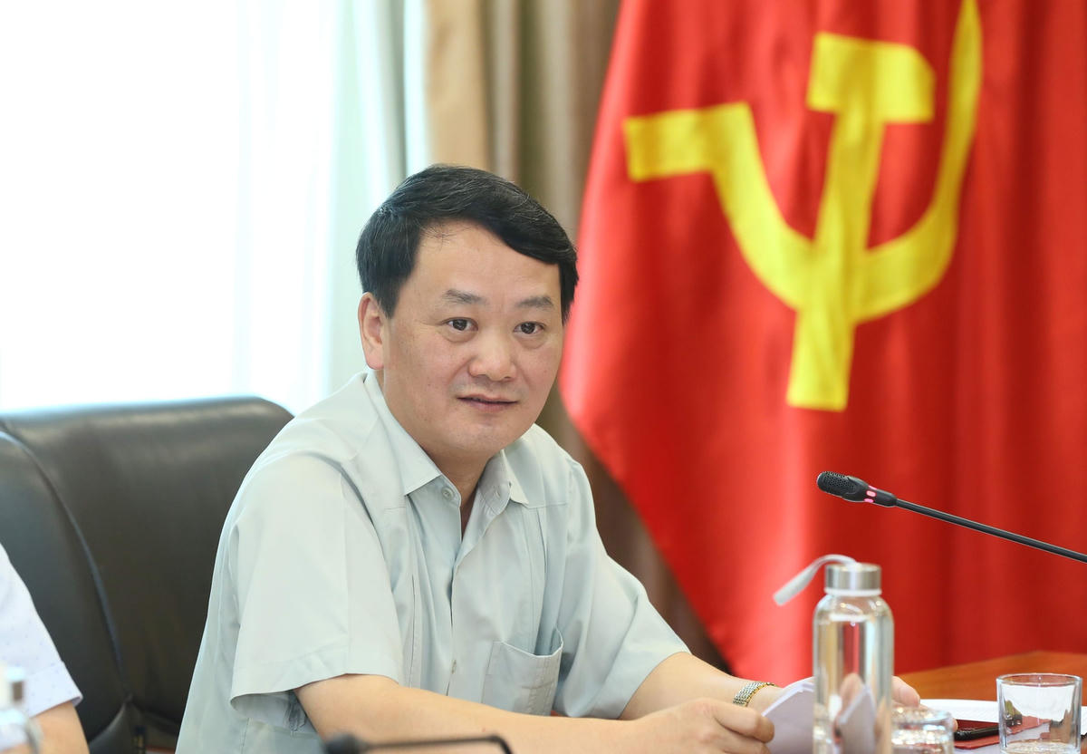 Phó Chủ tịch - Tổng Thư ký UBTƯ MTTQ Việt Nam Hầu A Lềnh.  