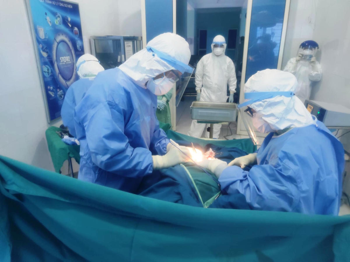 Các bác sỹ đã sinh mổ thành công cho sản phụ F0 trong khu cách ly. Ảnh CTV.