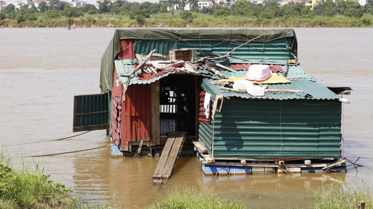 Nếu không phải bè nổi thì những ngôi nhà trên bờ gần ven sông nhìn cũng rất tạm bợ chỉ để họ mưu sinh với nghề đánh bắt.
