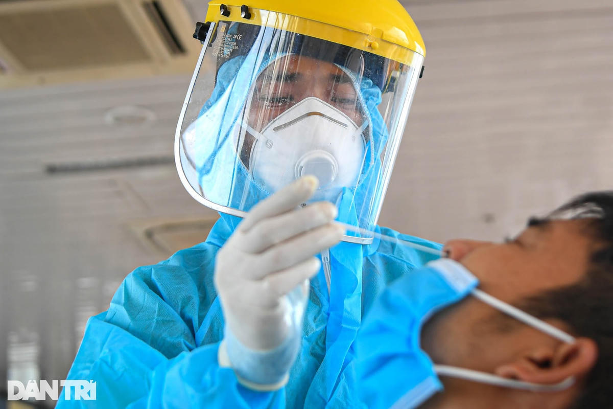 Cận cảnh test nhanh Covid-19 cho khách ra vào Thủ đô ở sân bay Nội Bài