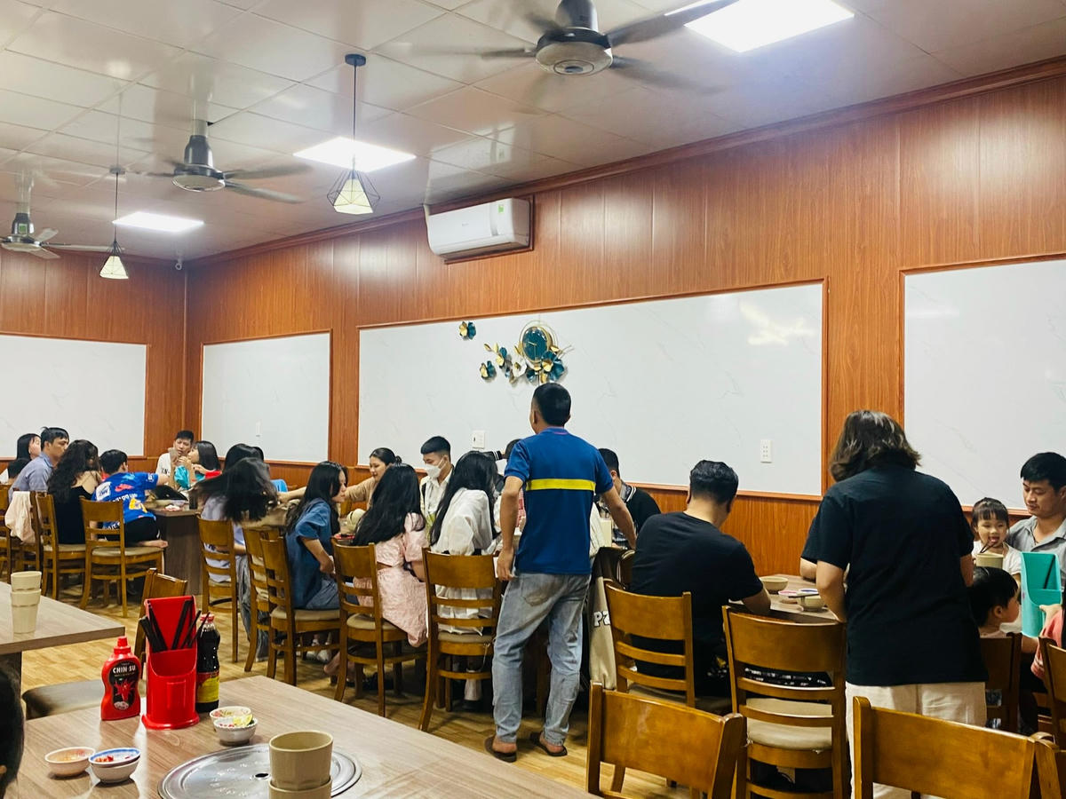 Một số nhà hàng ăn tại thị xã Nghi Sơn, Thanh Hoá đông nghẹt người.