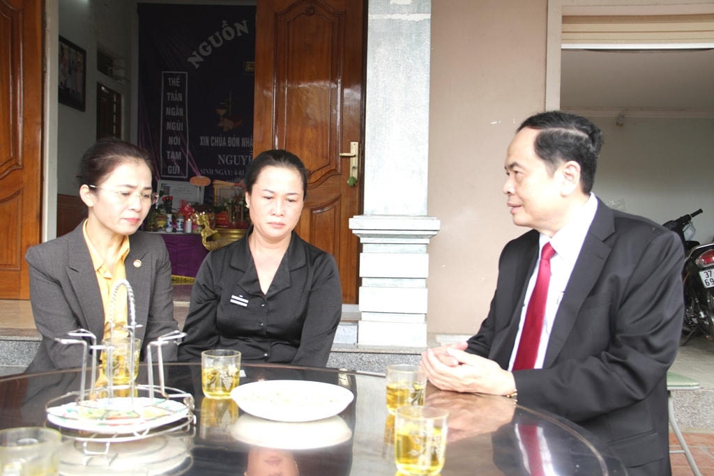 Chủ tịch Trần Thanh Mẫn và đoàn công tác đã đến thắp hương, chia buồn với thân nhân liệt sĩ Nguyễn Anh Duy.