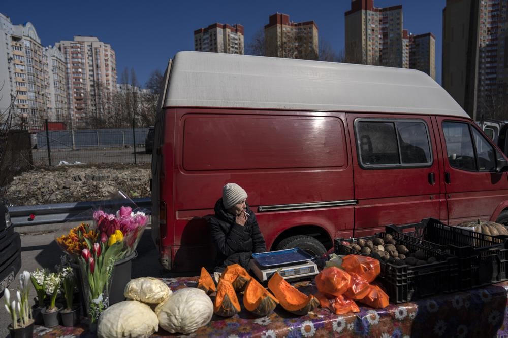 Một phụ nữ bán hàng trên chợ đường phố ở Kyiv, Ukraine. Ảnh:AP.