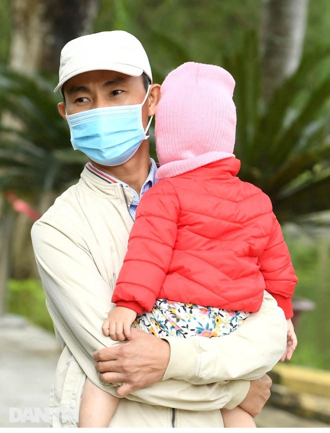 [ẢNH] Đoàn 400 tấm gương sáng thầm lặng vì cộng đồng vào Lăng viếng Bác