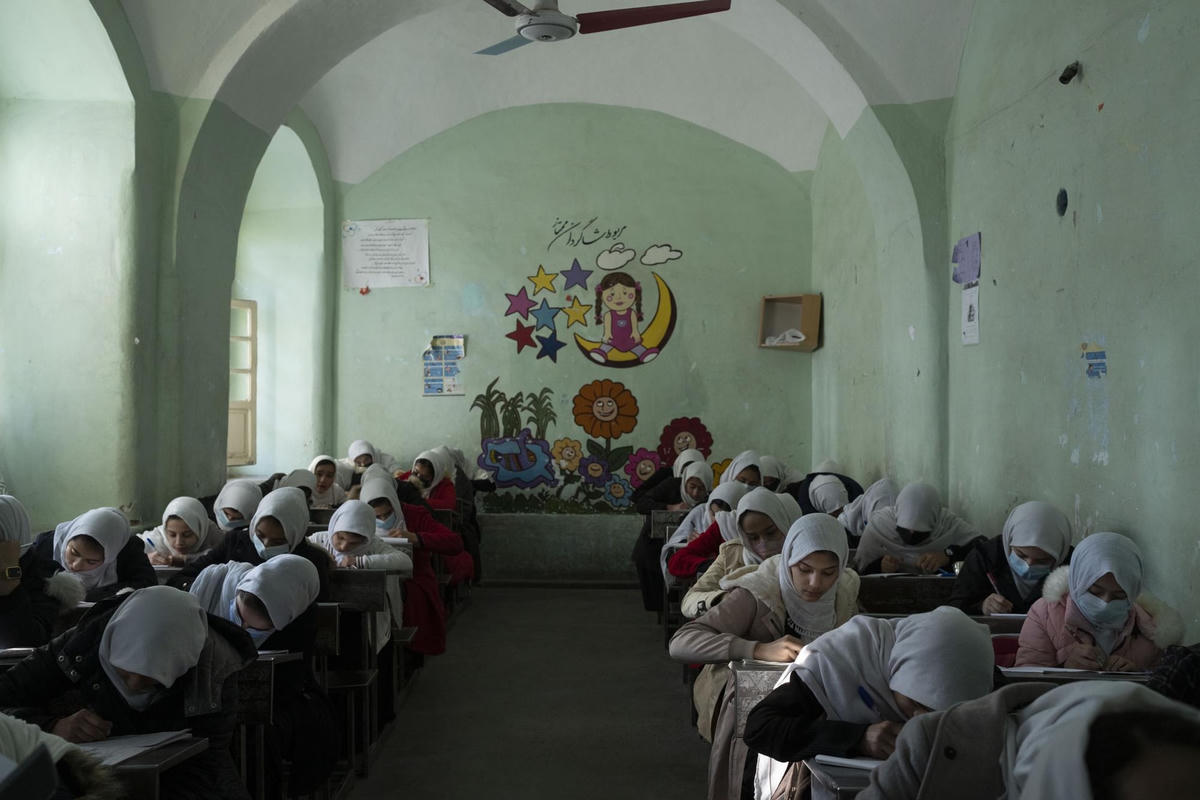 Các bé gái đang học tại Trường trung học nữ sinh Tajrobawai ở thành phố Herat, Afghanistan. Ảnh: AP.